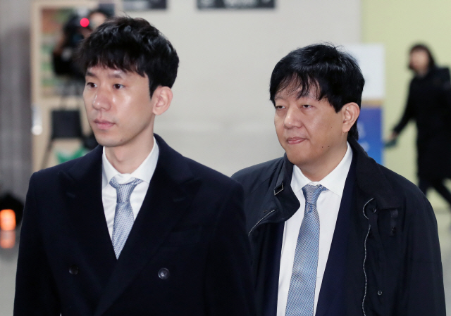 이재웅(오른쪽) 쏘카 대표와 박재욱 VCNC 대표 /연합뉴스