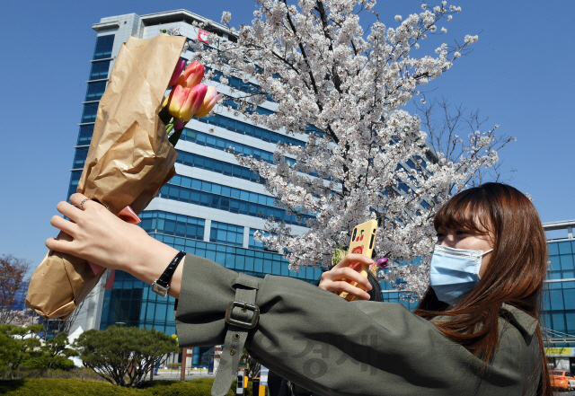 8일 오후 코로나19 전담병원인 서울 중랑구 서울의료원에서 고된 근무를 마치고 퇴근하는 의료진들이 건네받은 튤립 꽃다발을 들고 밝게 미소 짓고 있다. 주한 네덜란드 대사관은 코로나19 최전선에 있는 서울의료원 의료진에게 응원과 감사의 마음을 담은 튤립 7,000송이를 전달했다./오승현기자 2020.04.08