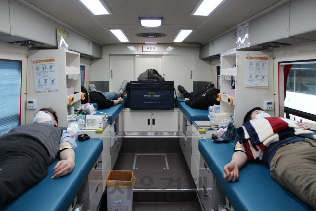 LG화학 오창공장 임직원들이 8일 코로나19 극복을 위해 헌혈을 하고 있다. /사진제공=LG화학