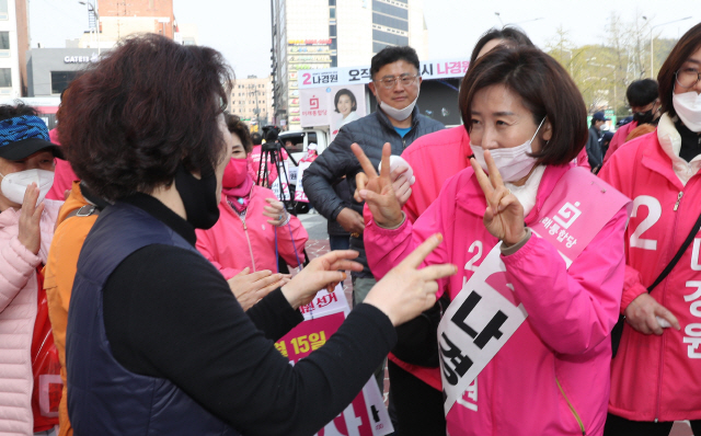 미래통합당 서울 동작을 나경원 후보가 7일 오후 사당역에서 열린 유세에서 주민들과 인사하며 기호2번을 그려보이고 있다. /연합뉴스