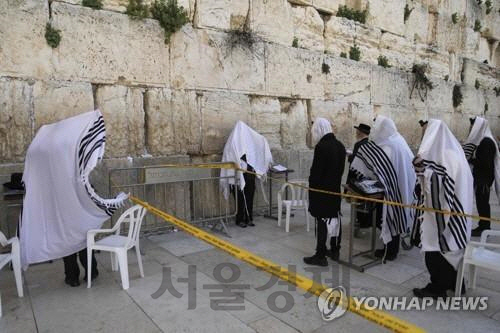 유대교 신자들이 최근 동예루살렘의 유대교 성지 ‘통곡의 벽’에서 기도하고 있다./연합뉴스