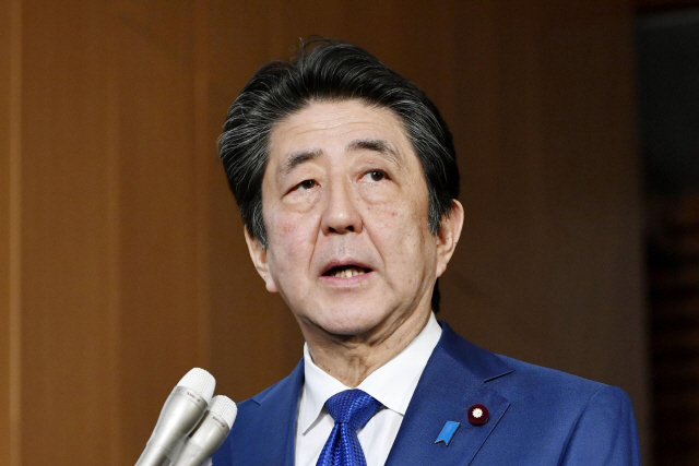 일본 국민 다수 '아베 긴급사태 선포 너무 늦었다'