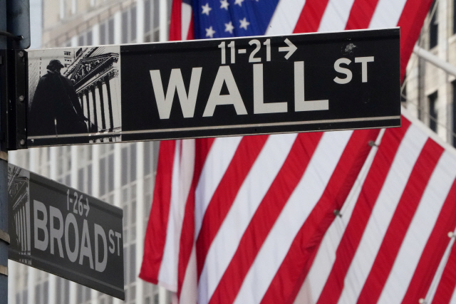미국 뉴욕 뉴욕증권거래소(NYSE)에 월가 표지판이 붙어있다. /뉴욕=로이터연합뉴스