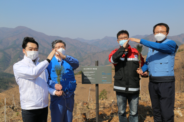 9일 강원도 삼척 산불피해지역 복구를 위한 숲 조성 사업 행사에 참석한 관계자들이 함께 기념촬영을 하고 있다. 오른쪽부터 정기섭 포스코에너지 사장, 강영관 삼척국유림관리소장, 옥인환 삼척블루파워 대표, 트리플래닛 김형수 대표./사진제공=포스코에너지