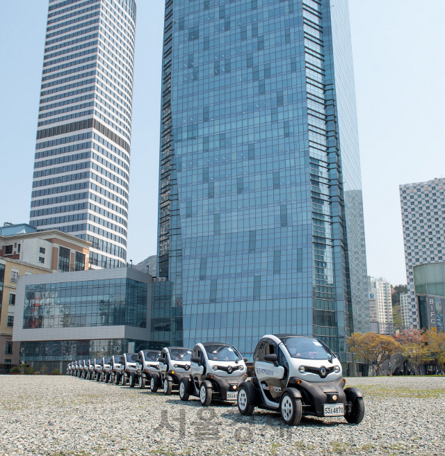 9일 부산국제금융센터 앞에서 열린 ‘사회복지기관 지원을 위한 전기차 전달식’에 르노삼성자동차의 초소형 전기차 ‘트위지’가 줄지어 서있다. /사진제공=르노삼성