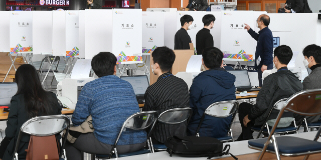 '제21대 국회의원 선거'의 사전투표일을 하루 앞둔 9일 오후 서울역에 사전투표소가 설치되고 있다. 사전투표는 10일과 11일 이틀간 전국 3,508개 투표소에서 자신의 선거구와 관계없이 신분증만 있으면 투표 할 수 있다./오승현기자 2020.04.09