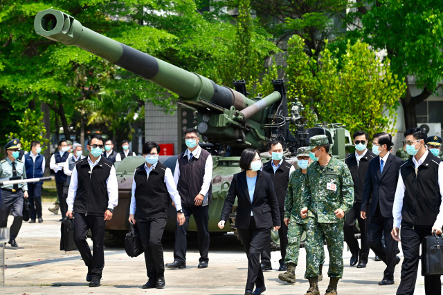 9일(현지시간) 마스크를 쓴 차이잉원(앞줄 왼쪽 세번째) 대만 총통이 타이난시의 군기지를 방문해 군 간부와 대화하고 있다./타이난=AFP연합뉴스
