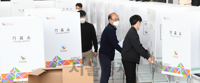'제21대 국회의원 선거'의 사전투표일을 하루 앞둔 9일 오후 서울역에 사전투표소가 설치되고 있다. 사전투표는 10일과 11일 이틀간 전국 3,508개 투표소에서 자신의 선거구와 관계없이 신분증만 있으면 투표 할 수 있다./오승현기자 2020.04.09