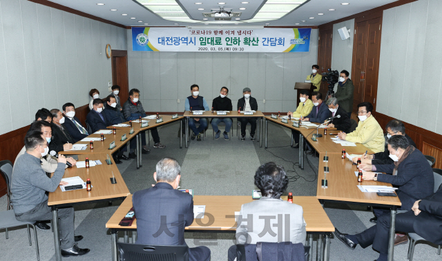 허태정 대전시장이 대전지역 임대인들과 간담회를 갖고 임대료 인하 동참을 통한 상생을 강조하고 있다. 사진제공=대전시