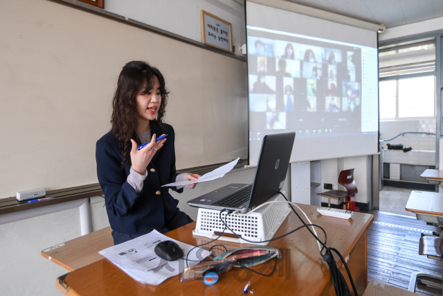 전국 중고등학교가 고3·중3부터 온라인 개학을 시작한 9일 서울 마포구 서울여고 교실에서 교사가 수업을 진행하고 있다. /성형주기자