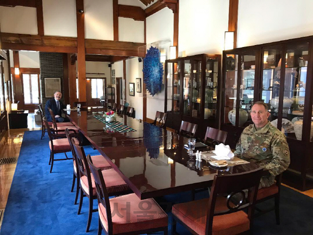 해리 해리스(왼쪽) 주한 미국대사와 로버트 에이브럼스 주한미군 사령관. /사진제공=해리 해리스 대사 트위터
