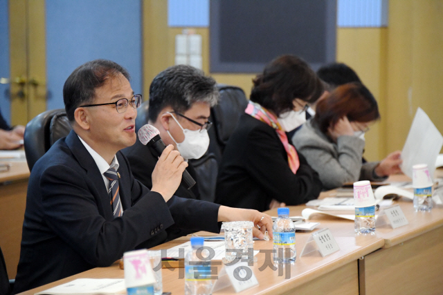 박종호(사진 왼쪽 첫번째) 산림청장이 스마트산림 2030 추진 전략 수립 착수보고회에서 스마트산림정책 실현의지를 밝히고 있다. 사진제공=산림청