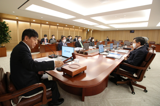 9일 이주열 한은 총재를 포함한 금융통화위원회 위원들이 서울 중구 한은 본관에서 열린 4월 통화정책방향 정례회의에 참여하고 있다./사진제공=한국은행