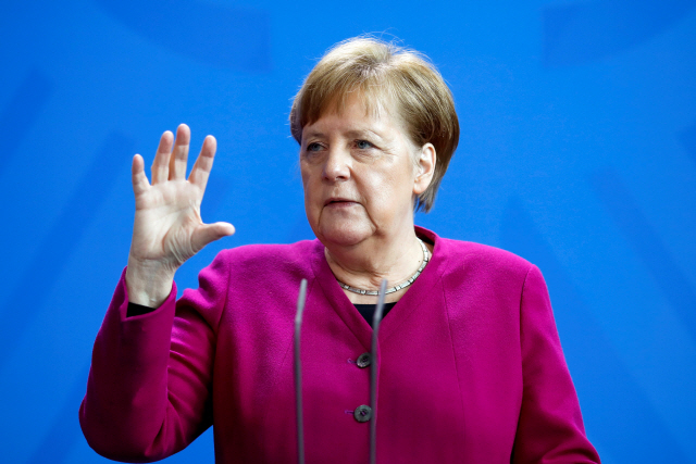 앙겔라 메르켈 독일 총리가 9일(현지시간) 베를린 총리실에서 내각회의 뒤 신종 코로나바이러스 감염증(코로나19) 확산방지 대책에 관한 기자회견을 하고 있다./베를린=로이터연합뉴스