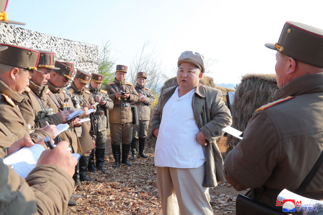 김정은 북한 국무위원장이 최근 포사격 훈련을 지도했다고 조선중앙통신이 보도했다./평양 조선중앙통신=연합뉴스