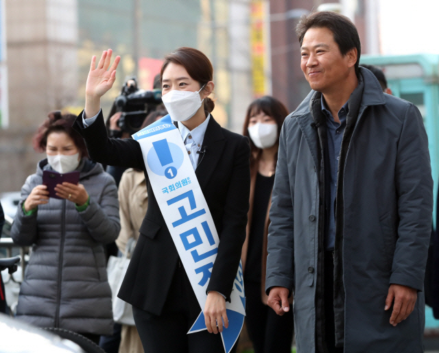 4·15 총선 공식 선거운동 개시일인 2일 오전 서울 광진구 자양사거리에서 더불어민주당 광진을 고민정 후보가 시민들에게 지지를 호소하고 있다. 오른쪽은 지원 유세에 나선 임종석 전 대통령 비서실장./연합뉴스