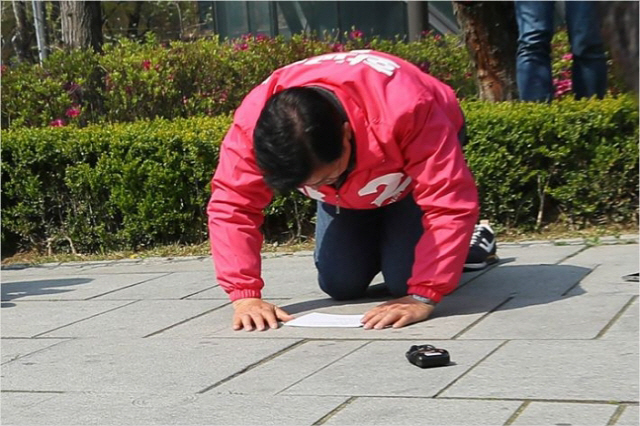 '지지 호소 큰절' 황교안 '국민들의 분노 터트릴 기회…대한민국 추락 막아야'