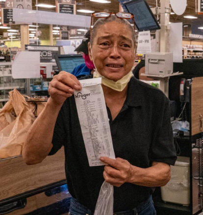 애틀랜타의 한 크로거 매장에서 한 고객이 타일러 페리가 대신 지불한 식료품 영수증을 보여주고 있다. /크로거 트위터 캡처