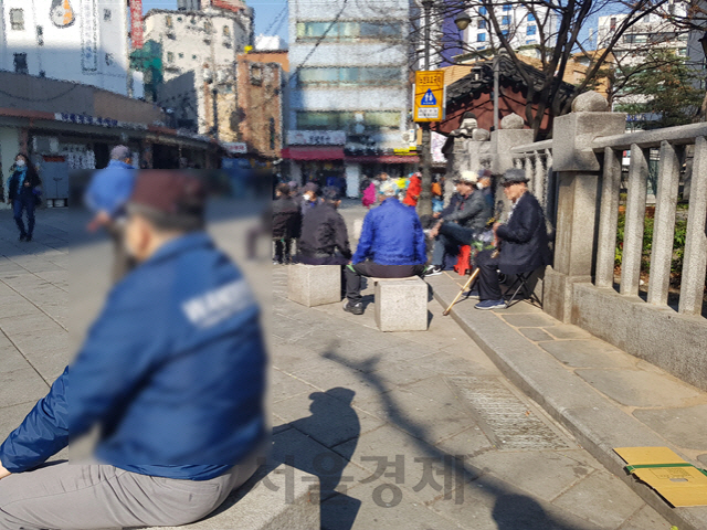 지난 9일 서울 종로구 탑골공원 주변에 노인들이 둘러앉아 담소를 나누고 있다./방진혁기자