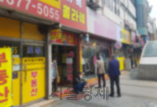 10일 서울 영등포구의 콜라텍 밀집지역에서 노인들이 문 닫은 콜라텍 입구 앞에서 대화를 나누고 있다./방진혁기자