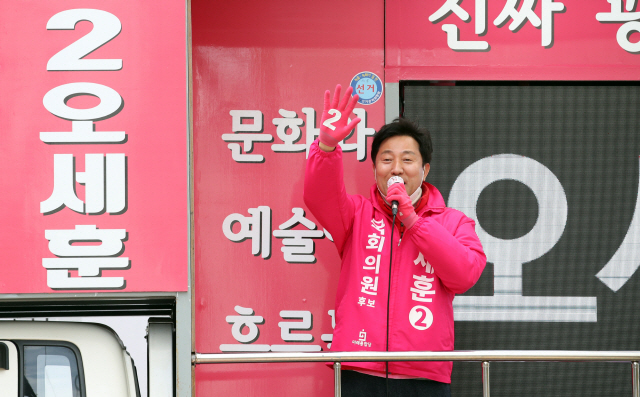 21대 총선 서울 광진을에 출마한 미래통합당 오세훈 후보가 9일 오후 광진구 구의동 일대에서 지지를 호소하고 있다. /연합뉴스