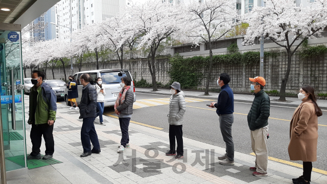 4.15 총선 사전투표 첫날인 10일 서울 동작구 주민들이 오후에 투표하기 위해 모두 마스크를 착용한 채 인근 사전투표소 앞에 줄을 섰다. /김혜린기자