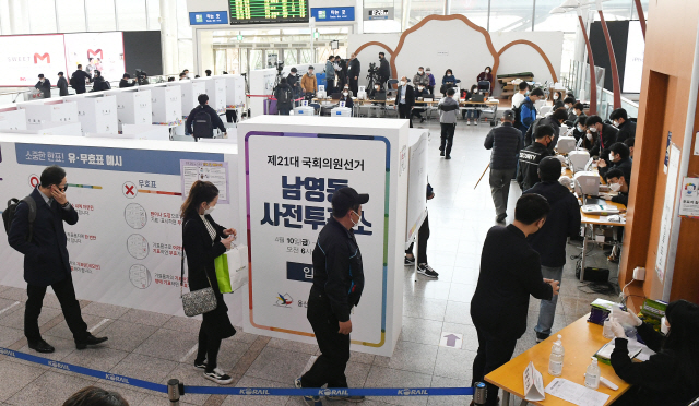 ‘제21대 국회의원 선거’ 사전투표가 시작된 10일 오전 서울역에 마련된 사전투표소에서 투표가 이뤄지고 있다. 사전투표는 11일까지 이틀간 전국 3,508개 투표소에서 진행되며 모든 유권자는 비치된 소독제로 손을 소독한 후 일회용 비닐장갑을 착용하고 투표하게 된다. /오승현기자