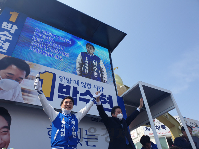 박수현 더불어민주당 공주·부여·청양 지역 후보가 10일 부여시장 앞에서 이낙연 전 국무총리와 두손을 맞잡고 있다.