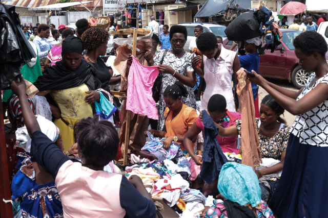 9일(현지시간) 부룬디의 한 시장이 옷을 구매하려는 사람들로 북적이고 있다./AFP연합뉴스