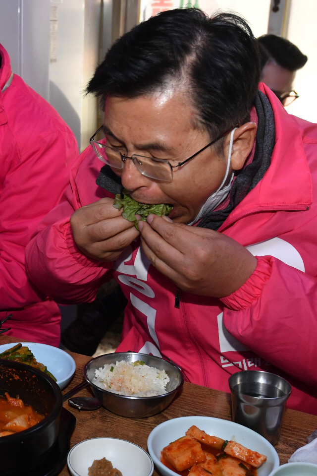 황교안 미래통합당 대표가 10일 서울 종로구 세운상가 인근 골목식당을 찾아 점심식사를 하고 있다. 황 대표는 이날 기자회견에서 “통합당을 위해서가 아니라 나라를 위해 정부·여당의 폭주를 견제할 힘을 부탁드린다”고 말했다. /연합뉴스