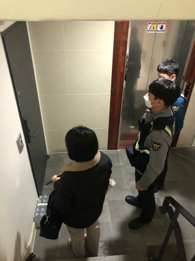 서울 강남구청 직원과 경찰이 자가격리자가 거주 중인 가정을 방문해 지침 준수 여부를 점검하고 있다./사진제공=강남구