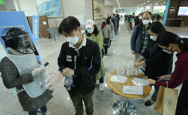 총선 D-5일인 10일 오후 대전시 서구 둔산1동 사전투표소에 유권자들이 길게 줄서 있다. /연합뉴스