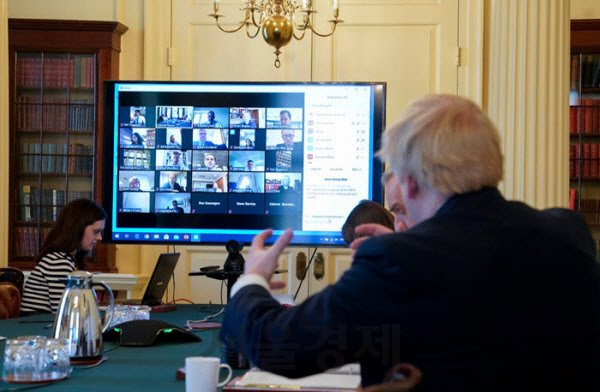보리스 존슨 영국 총리가 지난달 25일(현지시각) 화상 회의 플랫폼 ‘줌’을 활용해 내각 회의를 주재하고 있다. /트위터 캡처