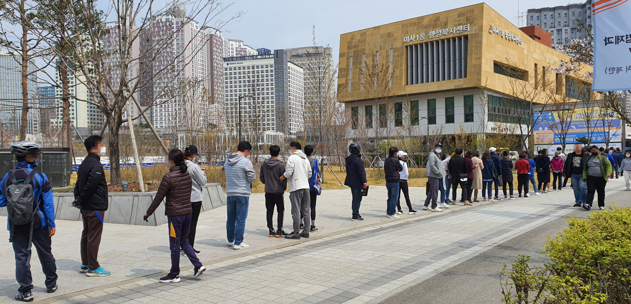 제21대 국회의원선거 사전투표 마지막 날인 11일 하남 미사1동 행정복지센터에 마련된 사전투표소 앞에서 시민들이 투표하기 위해 줄을 서고 있다. 연합뉴스