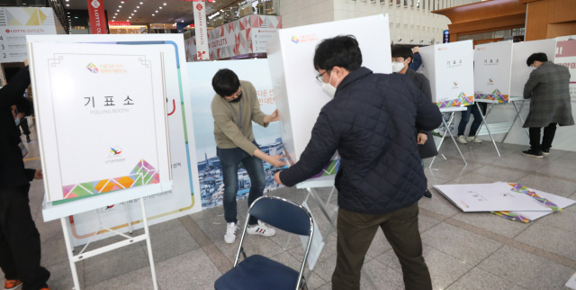 21대 국회의원 사전투표가 끝난 11일 오후 서울역 사전투표소에서 관계자들이 정리를 하고 있다./연합뉴스