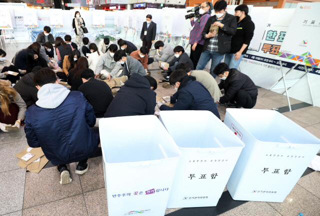 21대 국회의원 사전투표가 끝난 11일 오후 서울역 사전투표소에서 관계자들이 투표용지를 분류하고 있다. / 연합뉴스