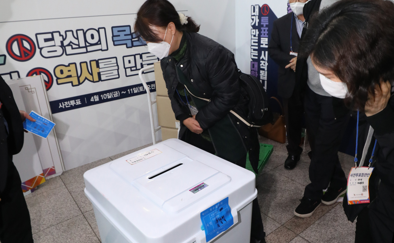 21대 국회의원 사전투표가 끝난 11일 오후 서울역 사전투표소에서 관계자들이 투표함을 봉인 전 확인하고 있다. 연합뉴스