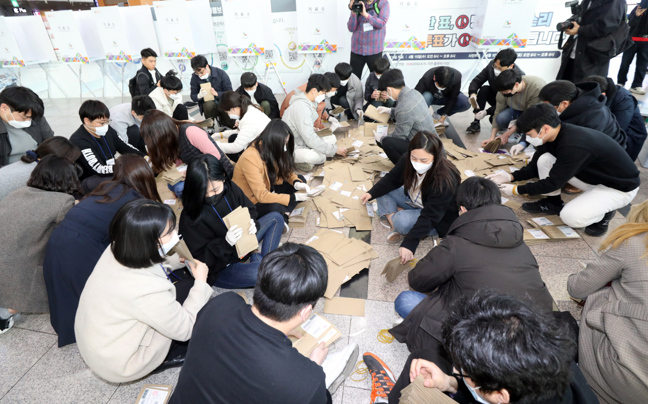 21대 국회의원 사전투표가 끝난 11일 오후 서울역 사전투표소에서 관계자들이 투표용지를 분류하고 있다. 연합뉴스