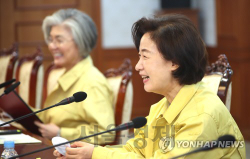 강경화(왼쪽) 외교부 장관과 추미애 법무부 장관. /연합뉴스