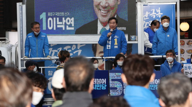 더불어민주당 서울 종로 이낙연 후보가 11일 오후 서울 혜화동에서 열린 유세에서 연설하고 있다. /연합뉴스