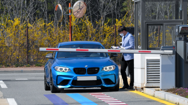 영종도 BMW 드라이빙 센터에서 실시한 ‘세이프티 스루 프로그램’에 참여하기 위해 한 고객이 자신의 BMW 차량을 몰고 센터로 들어가고 있다. /사진제공=BMW코리아