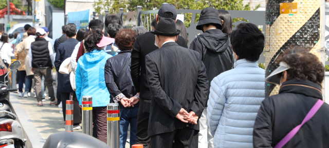 21대 국회의원 사전투표 마지막 날인 11일 오전 은평구 한 투표소에서 시민들이 차례를 기다리고 있다./연합뉴스