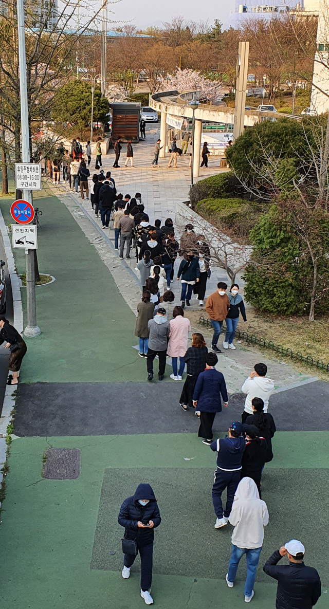 4.15총선 사전투표 마지막 날인 11일 오후 경기도 고양 일산 백석도서관에 마련된 투표소에서 시민들이 길게 줄지어 차례를 기다리고 있다. /사진=연합뉴스