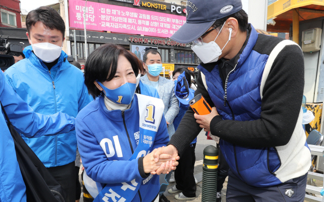 더불어민주당 서울 동작을 이수진 후보가 11일 오후 서울 동작구 중앙대병원 앞에서 열린 유세에서 유권자들과 인사하고 있다./연합뉴스