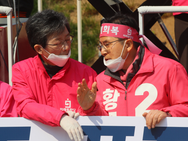 미래통합당 서울 종로 후보인 황교안(오른쪽) 총괄선대위원장과 유승민 의원이 휴일인 12일 서울 종로구 청계광장에서 펼쳐진 ‘4·15총선 대국민 호소 유세’ 장소에서 대화하고 있다./연합뉴스