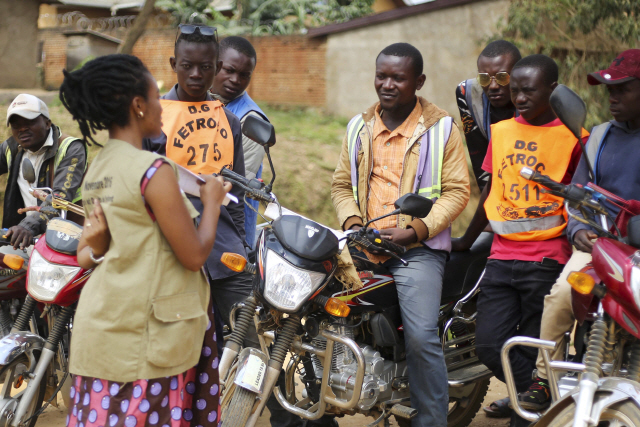 10일(현지시간) 콩고 동부 브니에서 월드비전 관계자가 신종 코로나바이러스 감염증(코로나19) 예방에 대해 설명하고 있다. 콩고에서는 에볼라로 수천명이 사망했다. /베니=AP연합뉴스