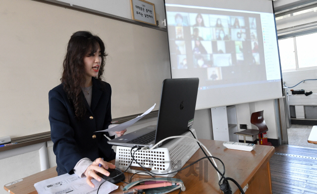 온라인 개학이 시작된 자난 9일 서울 마포구 서울여자고등학교에서 교사가 실시간 원격수업을 진행하고 있다./성형주기자