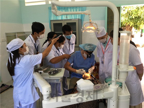 지난 2018년 캄보디아 캄퐁참 지역 병원에서 환자를 치료하는 의료진. /사진제공=KCOC