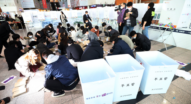 21대 국회의원 사전투표가 끝난 11일 오후 서울역 사전투표소에서 관계자들이 투표용지를 분류하고 있다. /연합뉴스