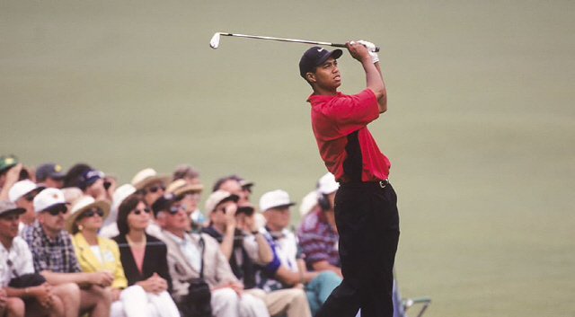 타이거 우즈가 1997년 마스터스에서 뒤쪽의 갤러리들과 함께 아이언 샷을 눈으로 쫓고 있다. 우즈는 마스터스 역사상 첫 흑인 우승자가 됐다. /출처=PGA 투어